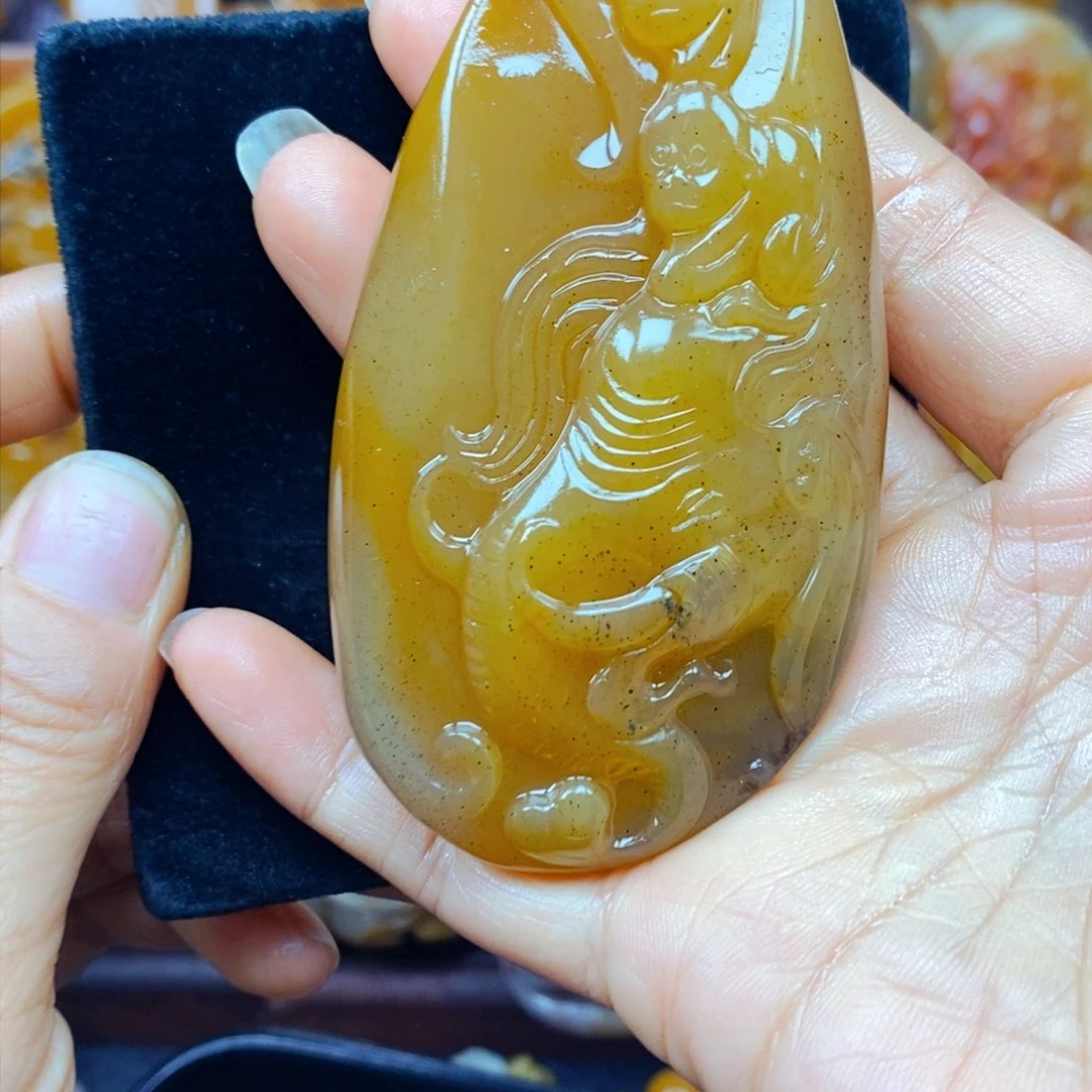 未镶嵌石英质玉（黄龙玉）颈饰