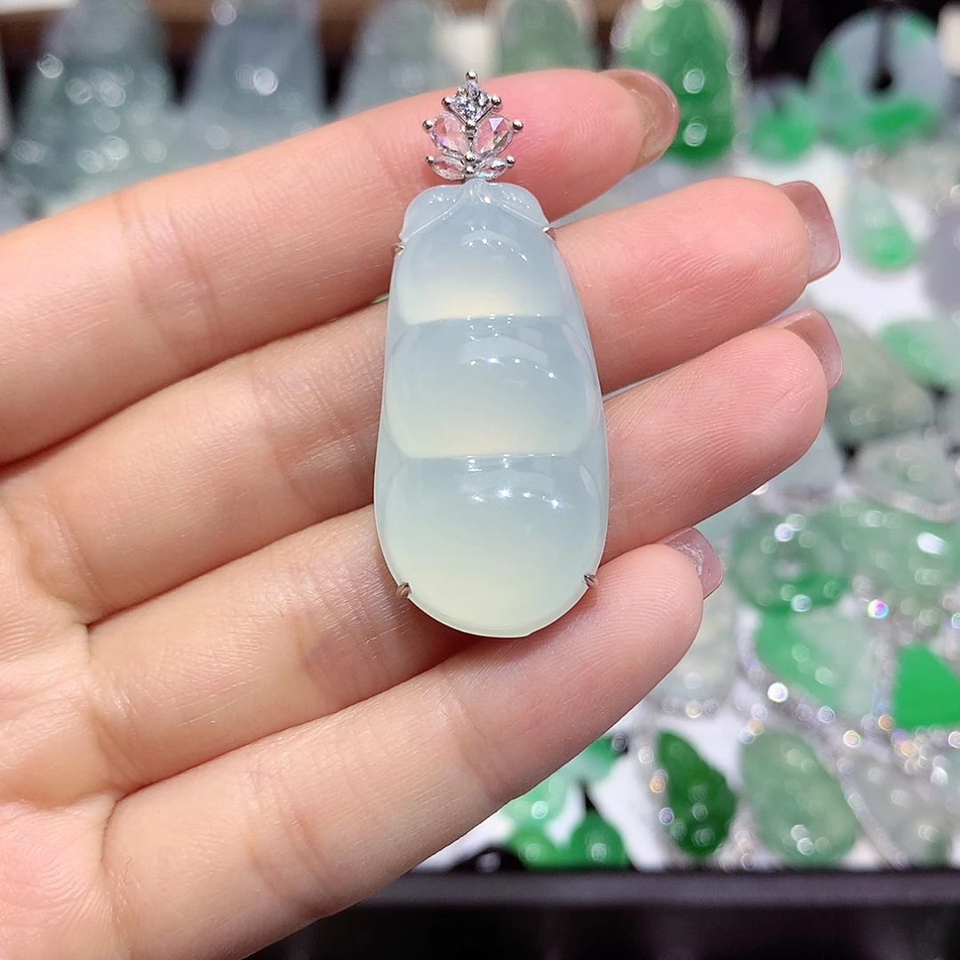 翡翠18K金镶嵌颈饰豆