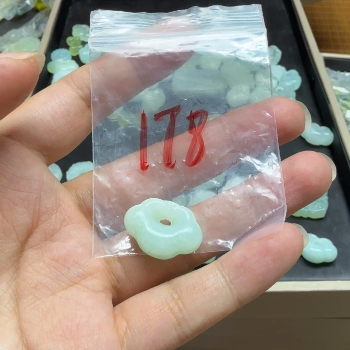 透闪石-蛇纹石玉吊坠未镶嵌