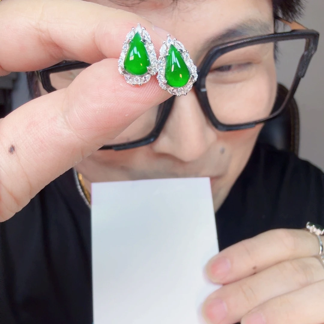 翡翠未镶嵌颈饰一对