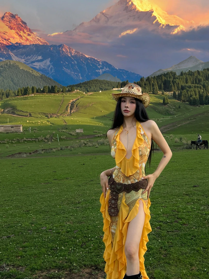 新疆阿勒泰川西旅游拍照度假连衣裙女性感辣妹露背不规则开叉长裙