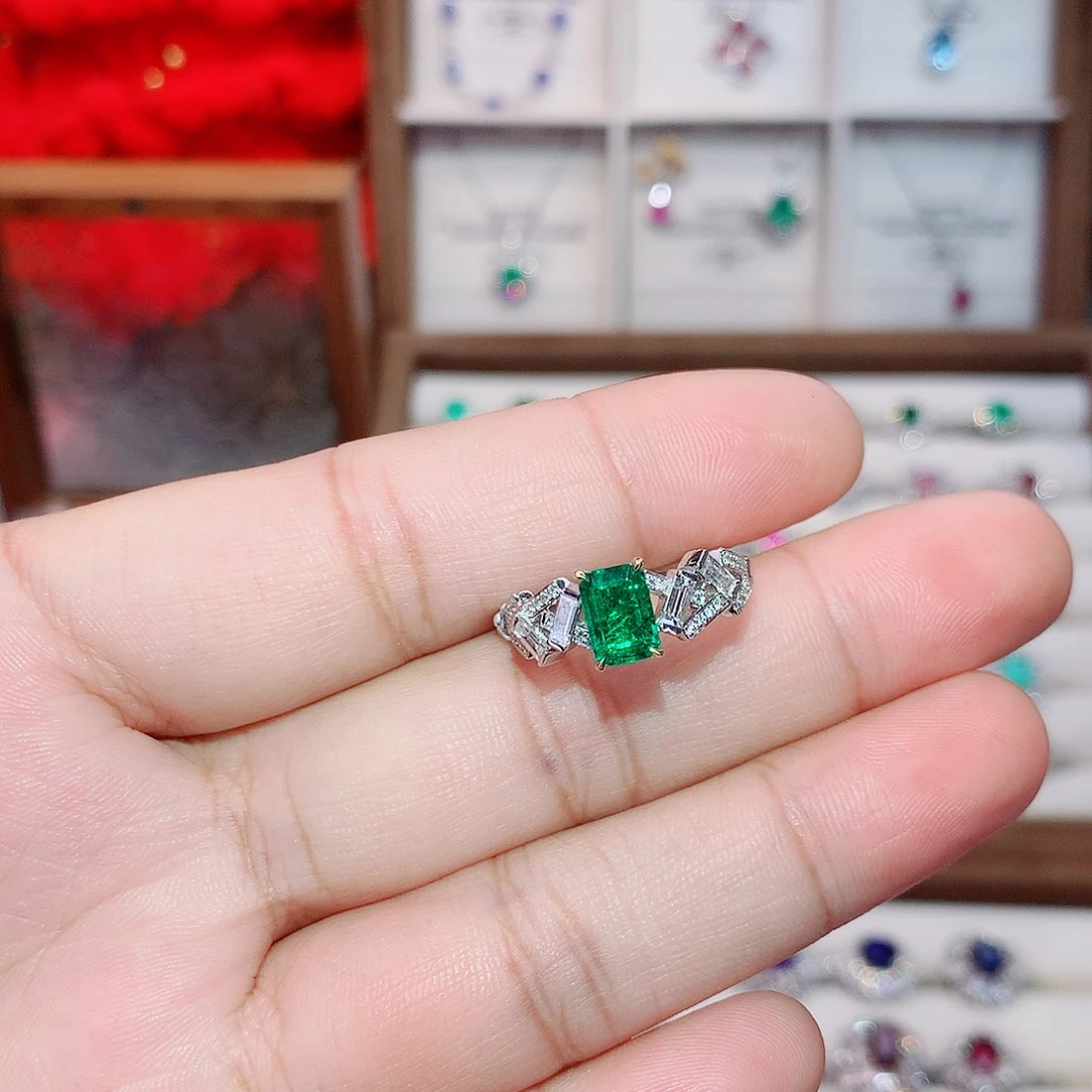 祖母绿戒指18K金镶嵌0.85ct/七天无理由