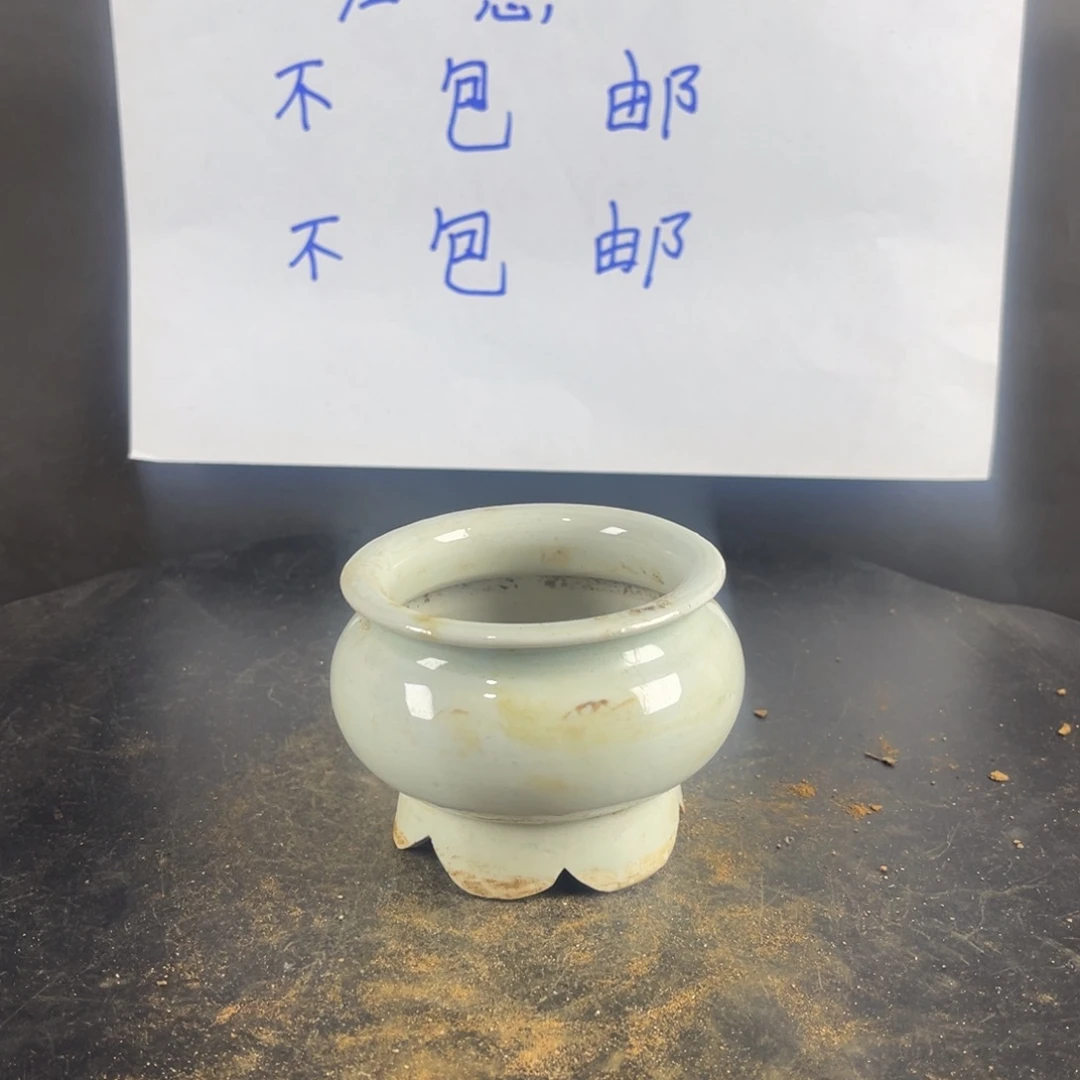罐漂亮的小瓷器和