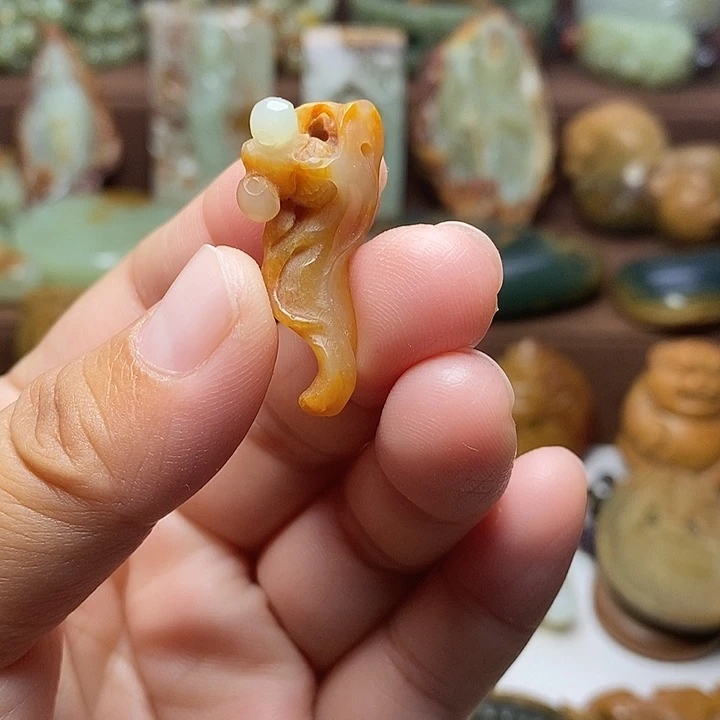 岫岩河磨玉(透闪石质玉)未镶嵌颈饰