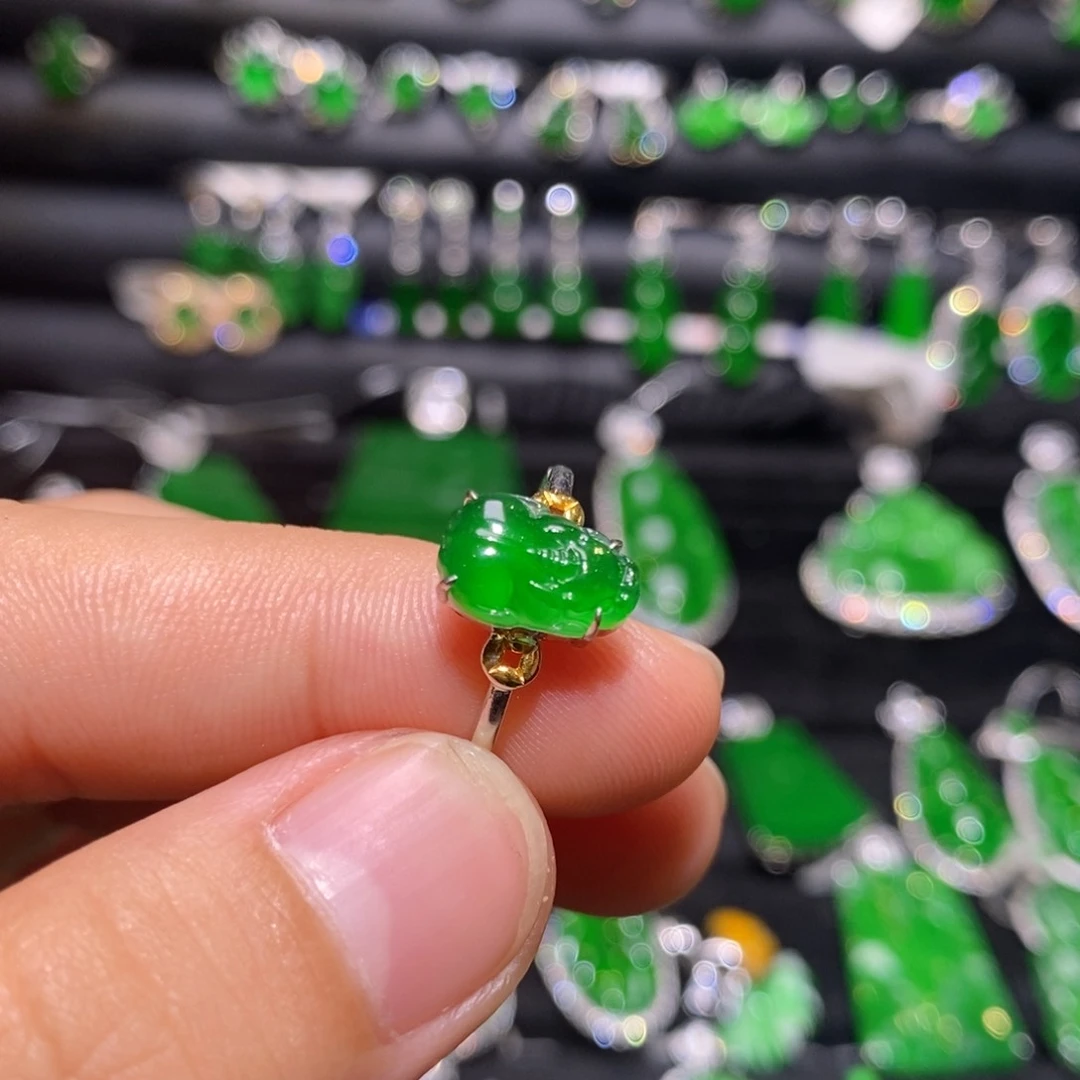 18K金镶嵌戒指翡翠天然翡翠