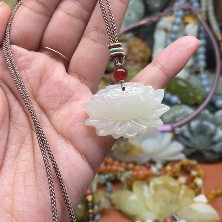 蛇纹石玉吊坠合金