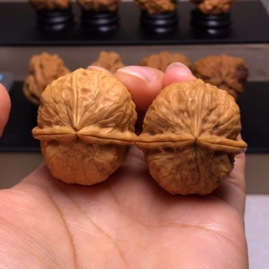 文玩核桃把件粗筋三楞69