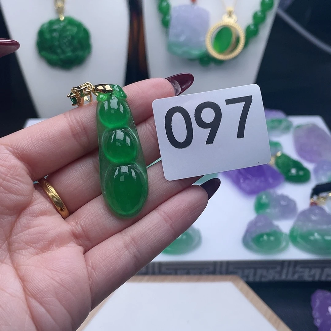 翡翠吊坠(赠链)未镶嵌