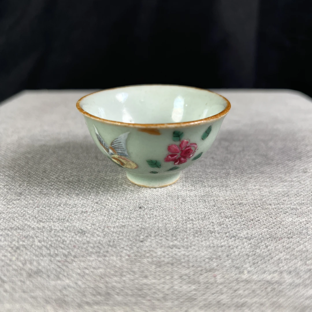 豆青釉粉彩蝶恋花纹杯