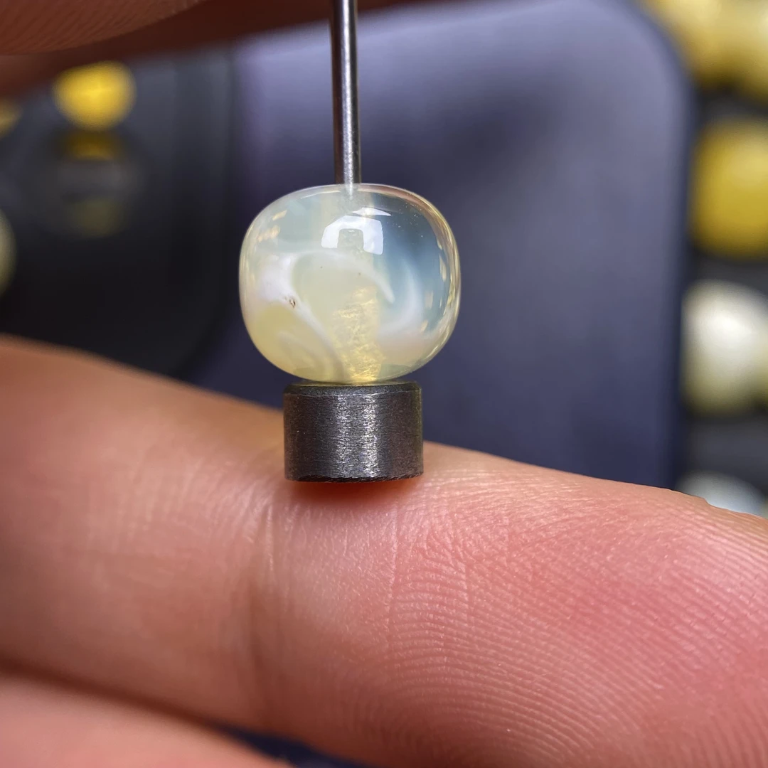 蜜蜡金白荧光老型配饰9.1×8.0mm，丁点粉层，主要是带稀有蓝荧光