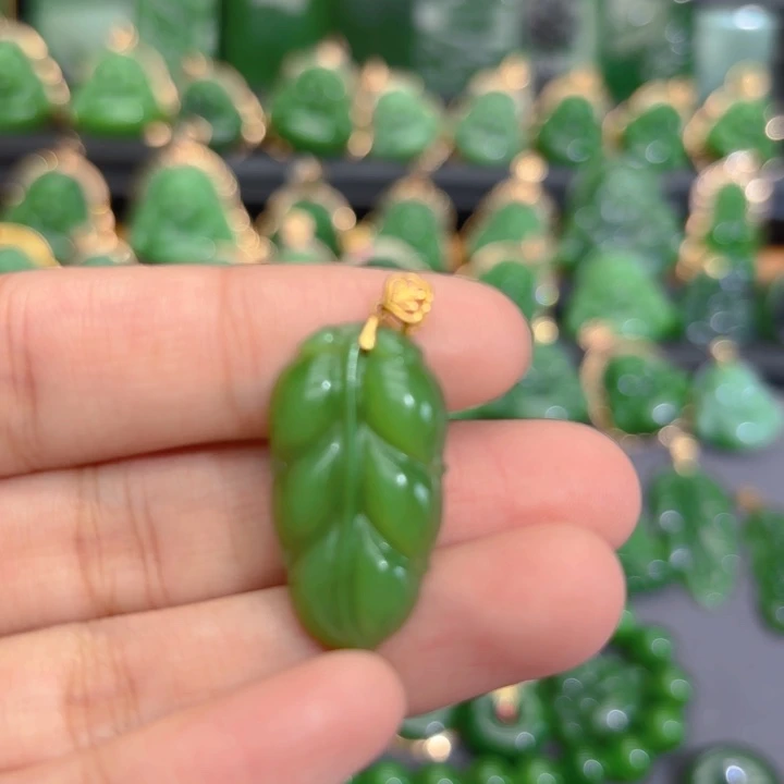 18K金镶嵌和田玉（碧玉）挂件