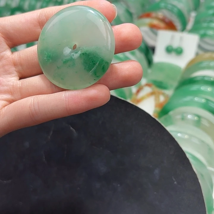 吊坠(不含链)未镶嵌石英质玉（非洲翠）