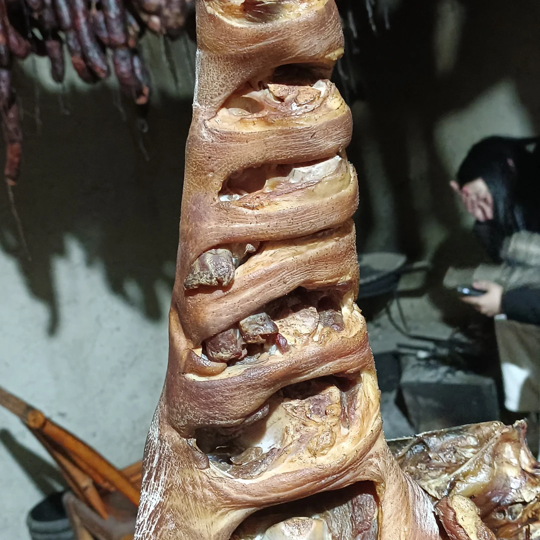 湖北仙岛湖农村柴火烟熏腊猪脚