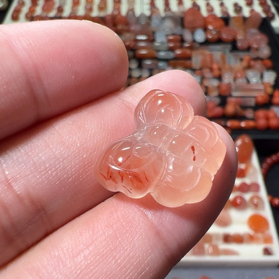 南红玛瑙冰飘未镶嵌蝴蝶