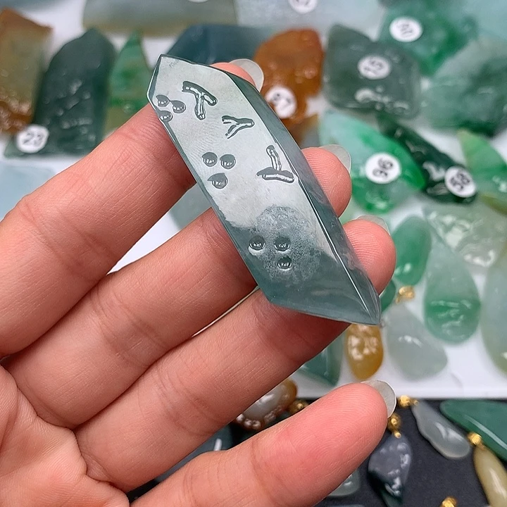 光***明翡翠未镶嵌颈饰随型