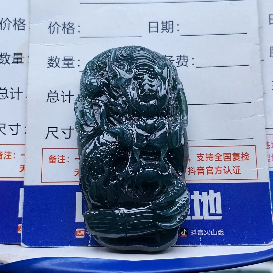 翡翠未镶嵌颈饰龙牌