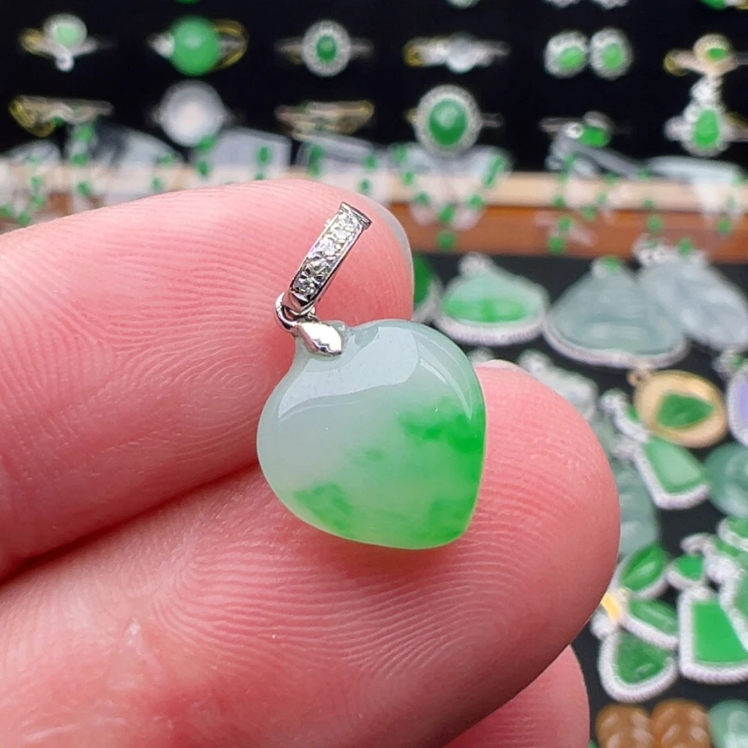 颈饰18K金镶嵌翡翠心10.6