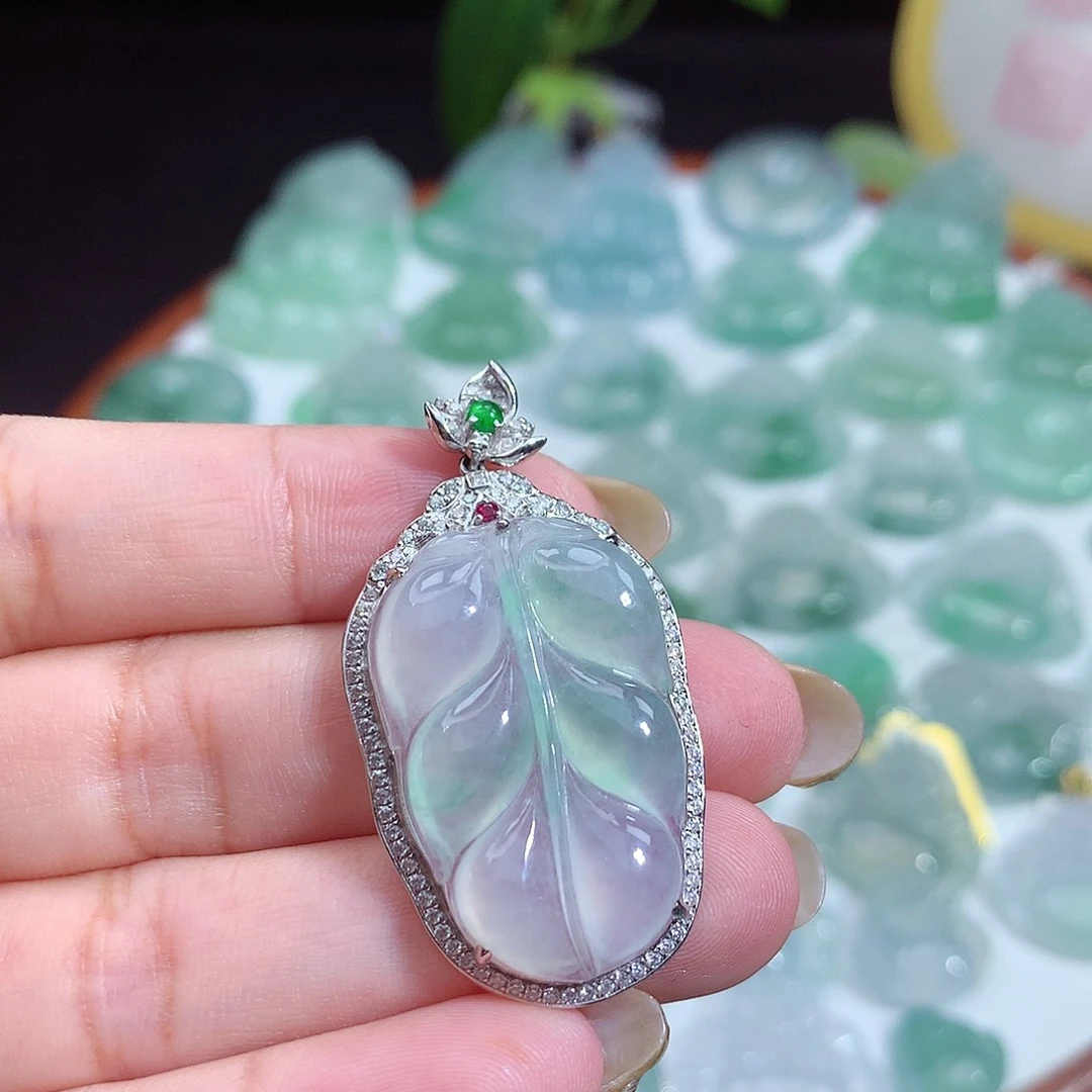 悦****翡翠未镶嵌颈饰叶子