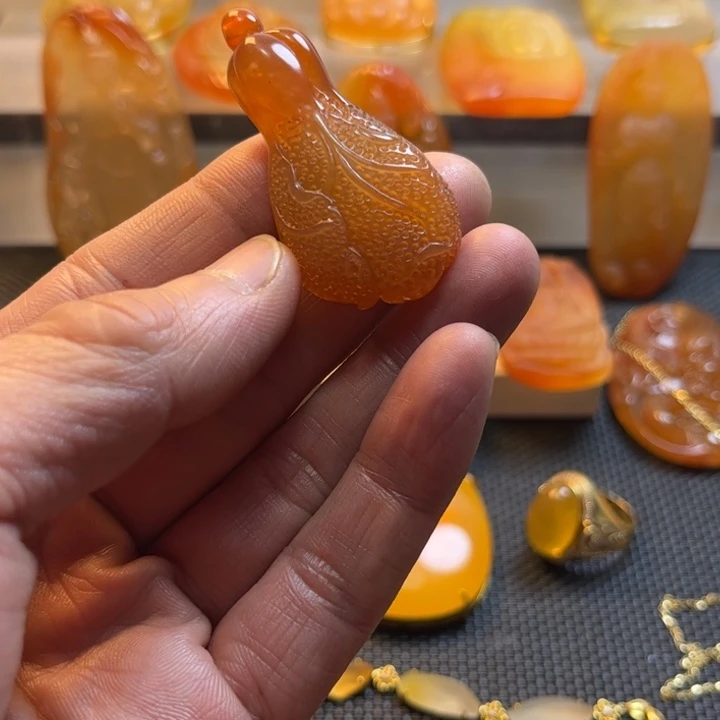 石英质玉颈饰未镶嵌珠*