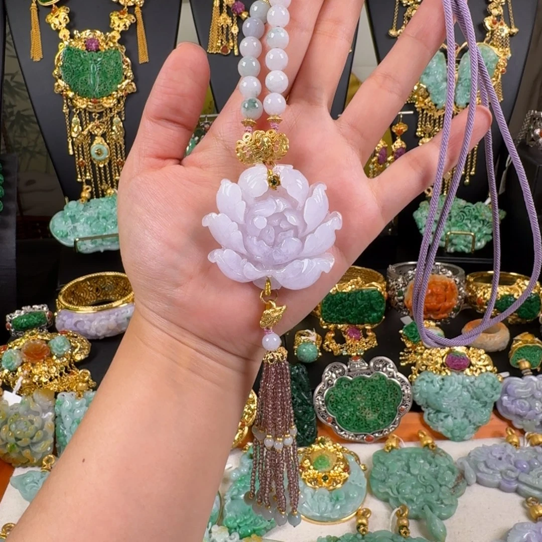 翡翠未镶嵌颈饰炸价