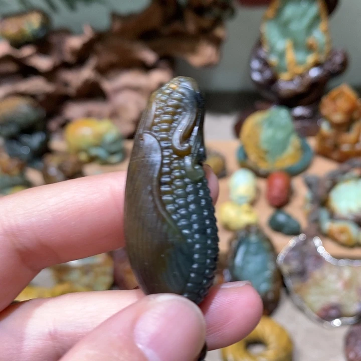 未镶嵌岫岩河磨玉（透闪石质玉）把件