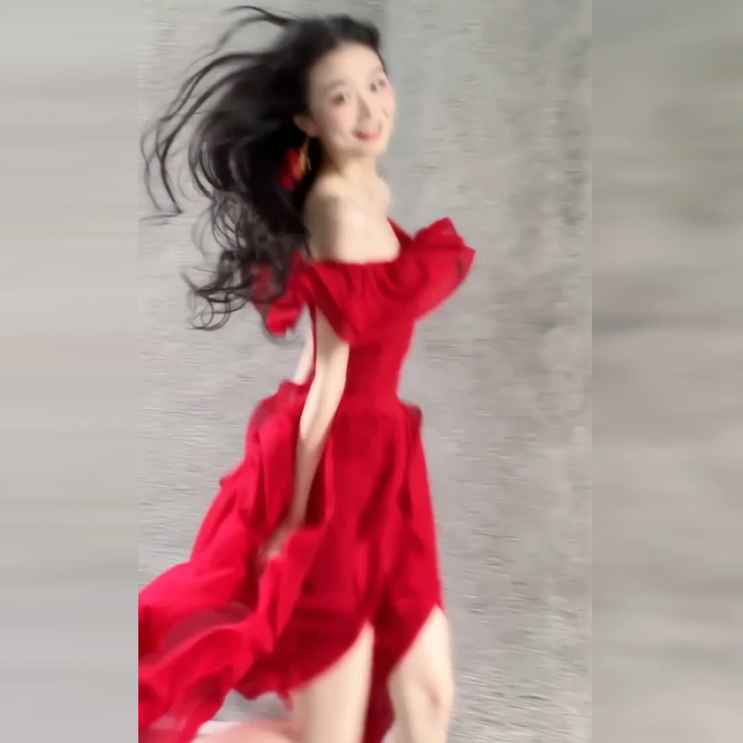 法式绝美红色一字肩连衣裙子女2025夏季新款独特漂亮掐腰露肩长裙