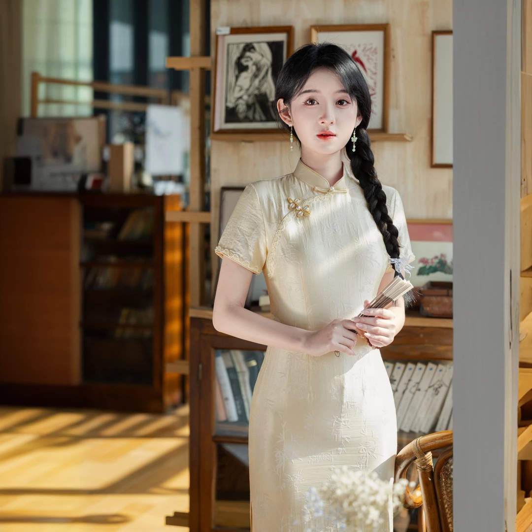 浅黄色旗袍年轻款少女2025年春夏新款日常可穿新中式国风改良素雅