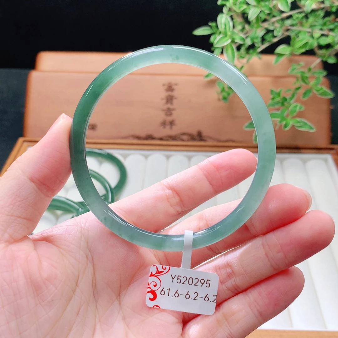 未镶嵌手镯（圆镯）翡翠