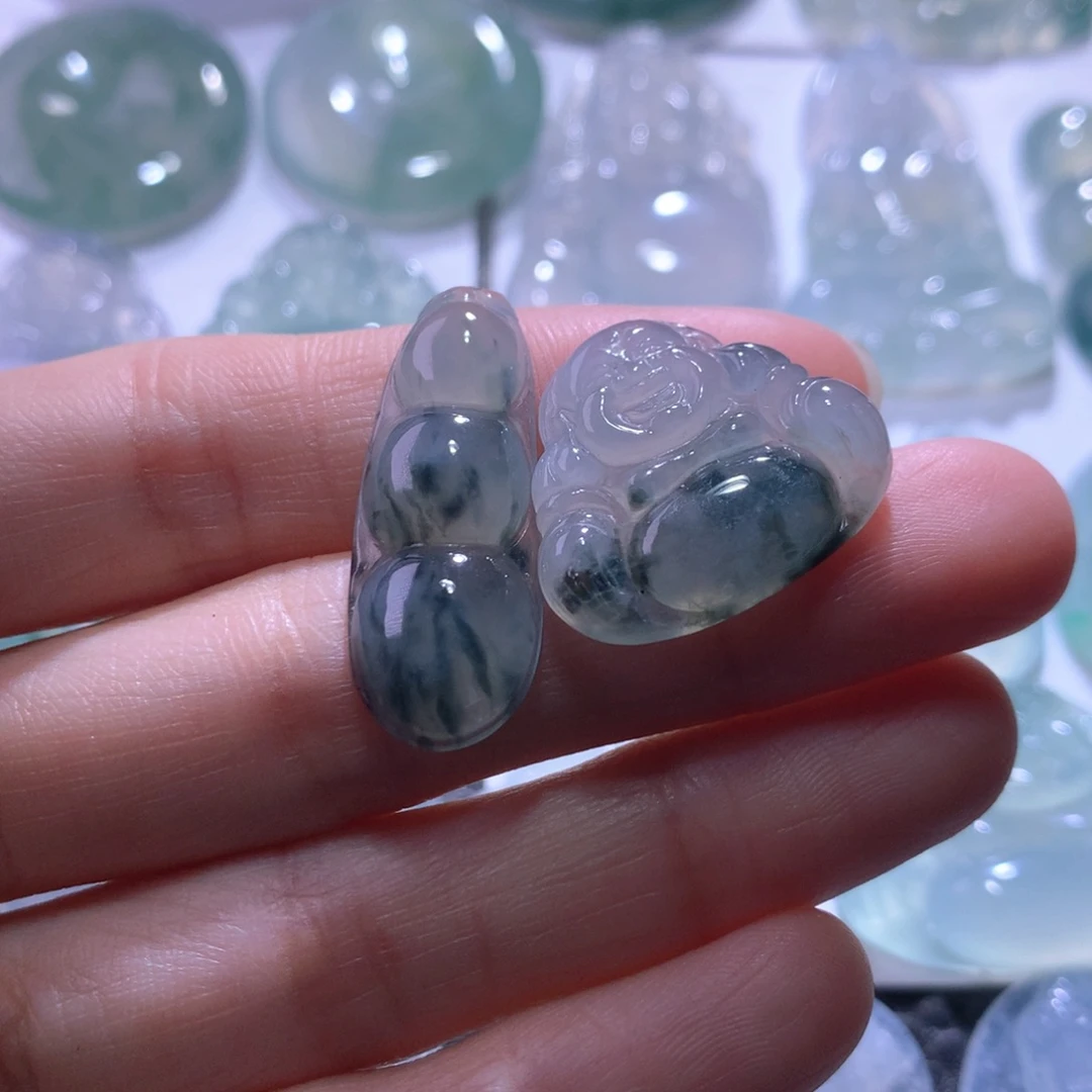 翡翠未镶嵌颈饰一对