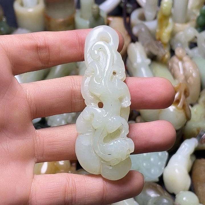 用***谊和田玉（糖玉）未镶嵌颈饰