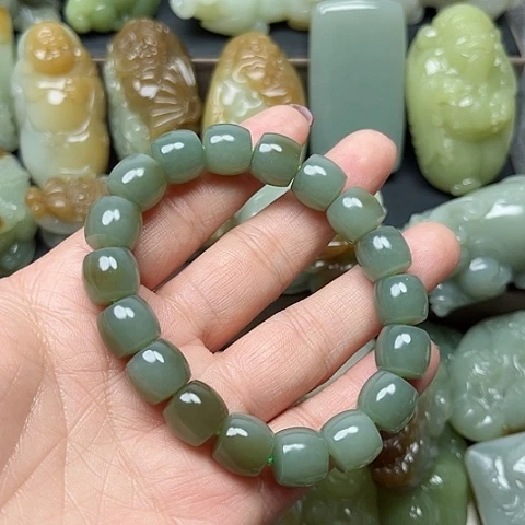 颈饰未镶嵌和田玉峨****)