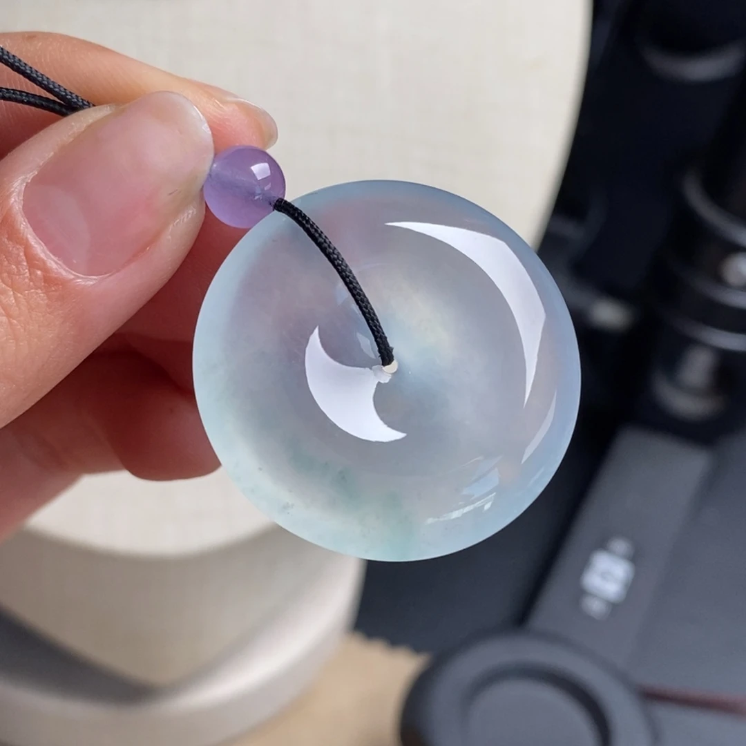 翡翠未镶嵌颈饰高冰淡蓝底色飘绿大气清爽冰透细腻平安扣