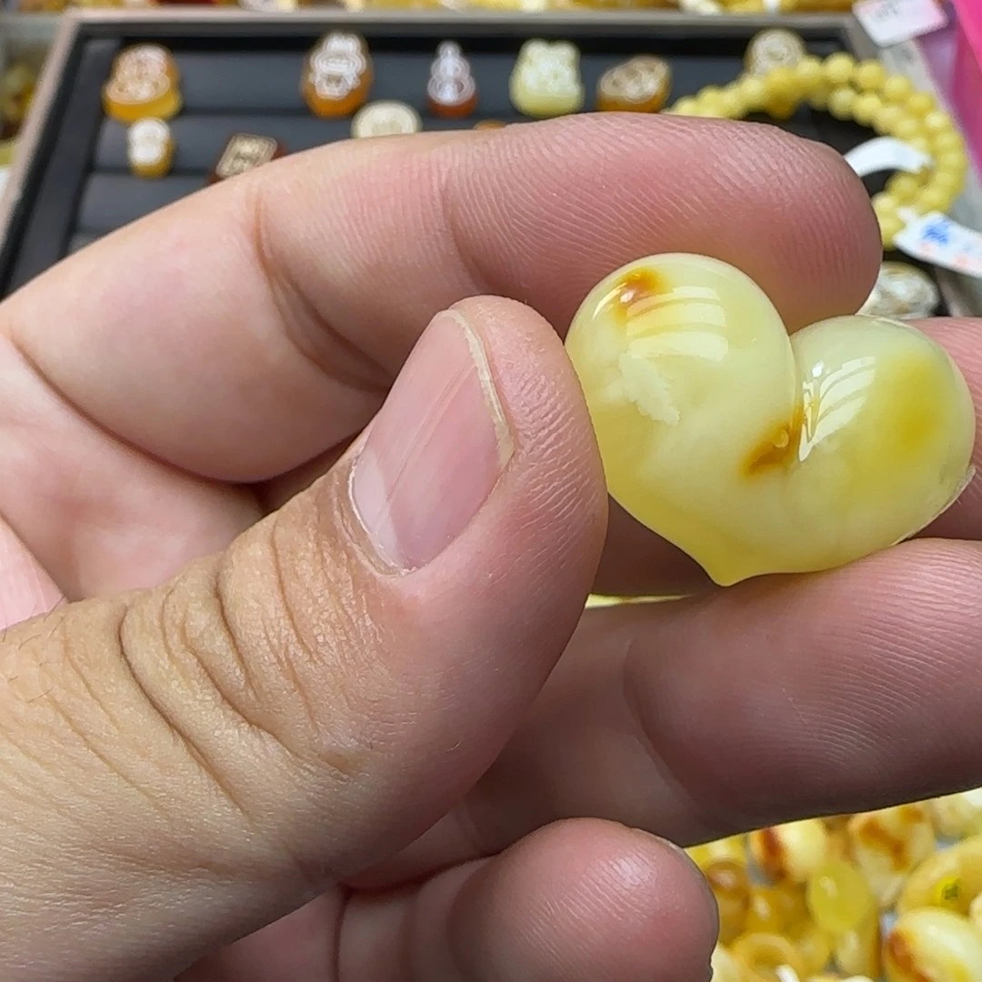 琥珀未镶嵌裸石3.74克有瑕