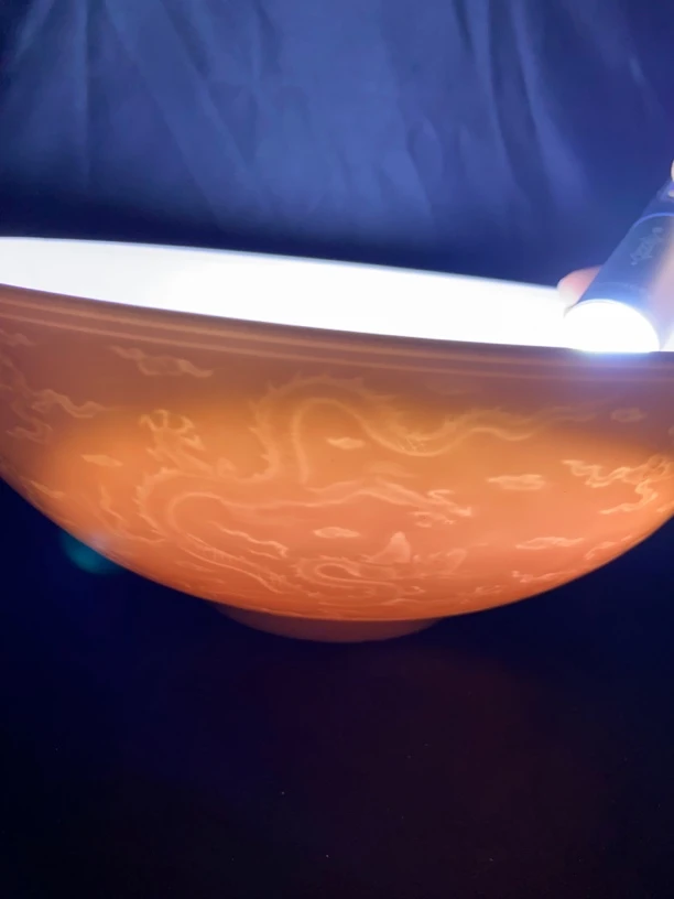 红胎暗刻龙纹大碗