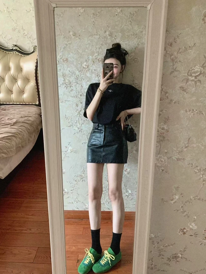 【酷辣kitty】2025新款春季黑色印花T恤上衣超显瘦辣妹皮裙半裙套装