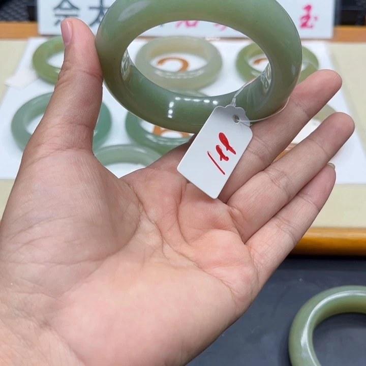 未镶嵌手镯石英质玉也****?