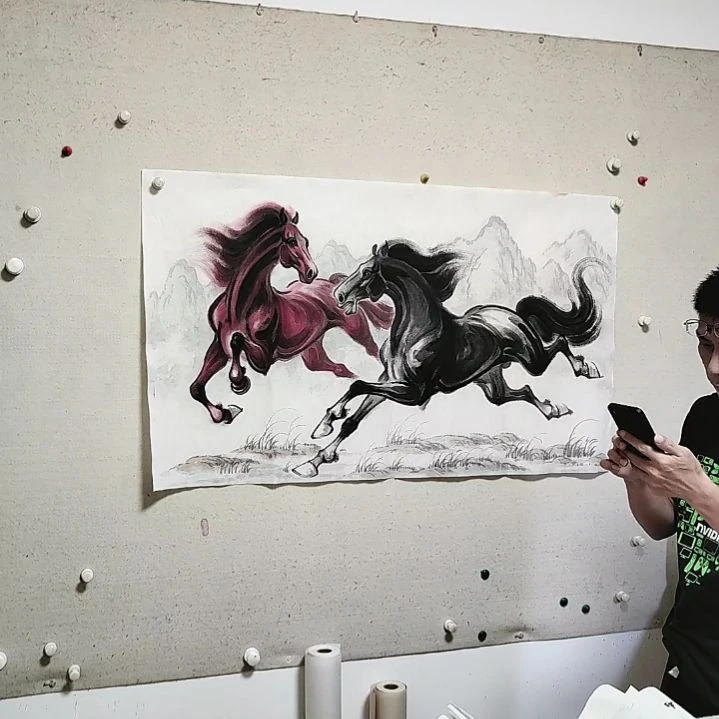 横款周士宸水墨写意奔马作品