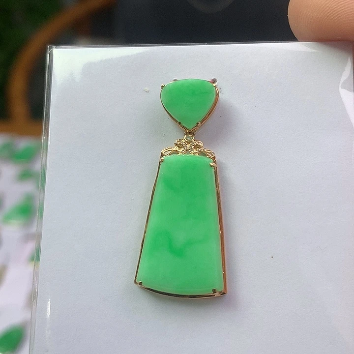 翡翠18K金镶嵌颈饰