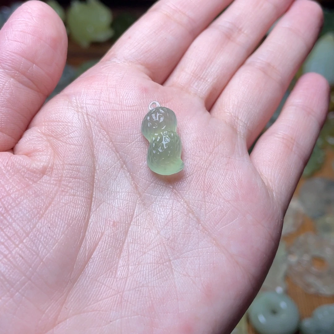玥***霖未镶嵌蛇纹石玉包挂