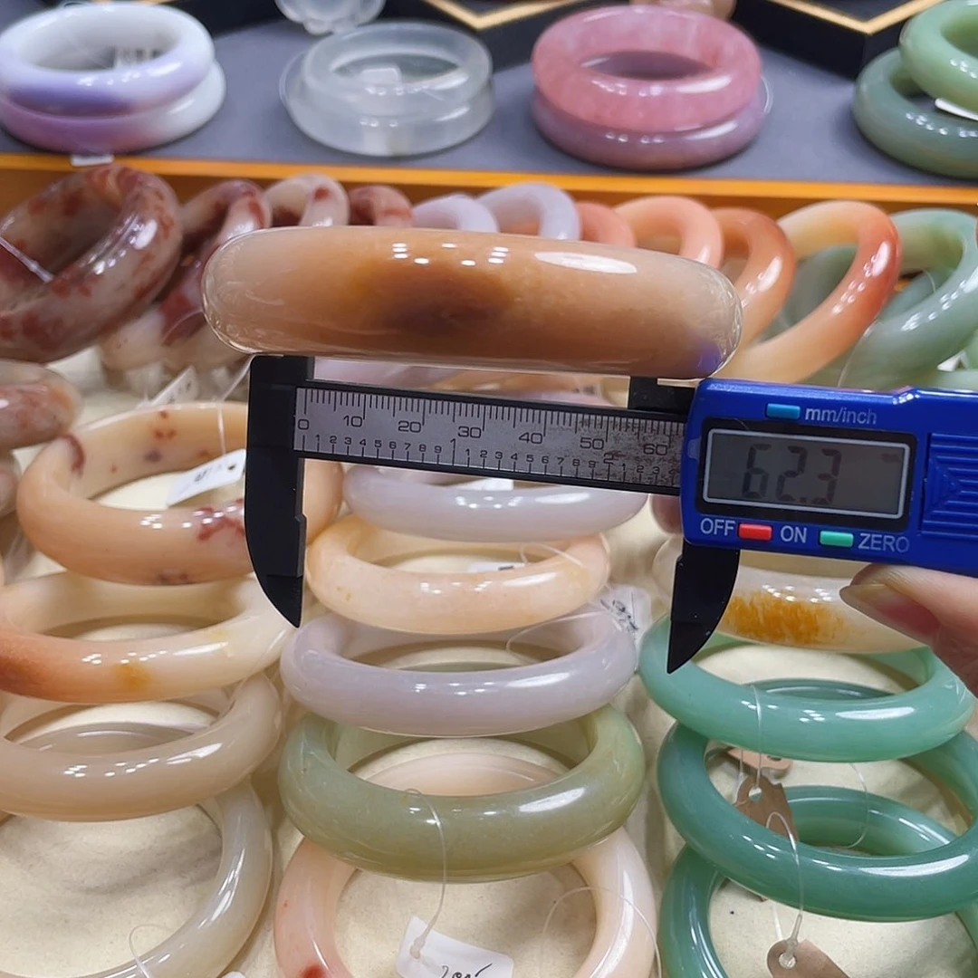 未镶嵌手镯石英岩玉
