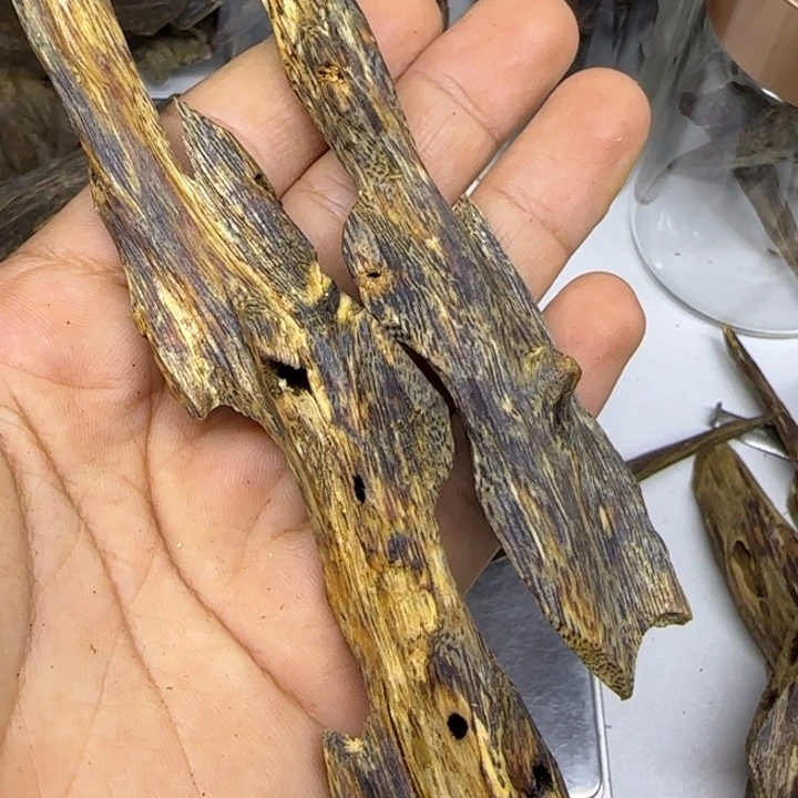 上***车香榧木奇楠天然虫漏15克