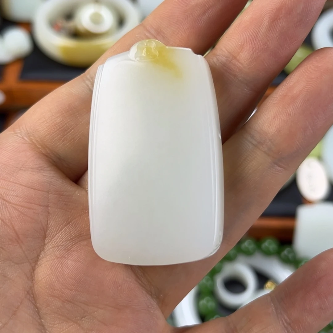 颈饰未镶嵌和田玉（糖玉）