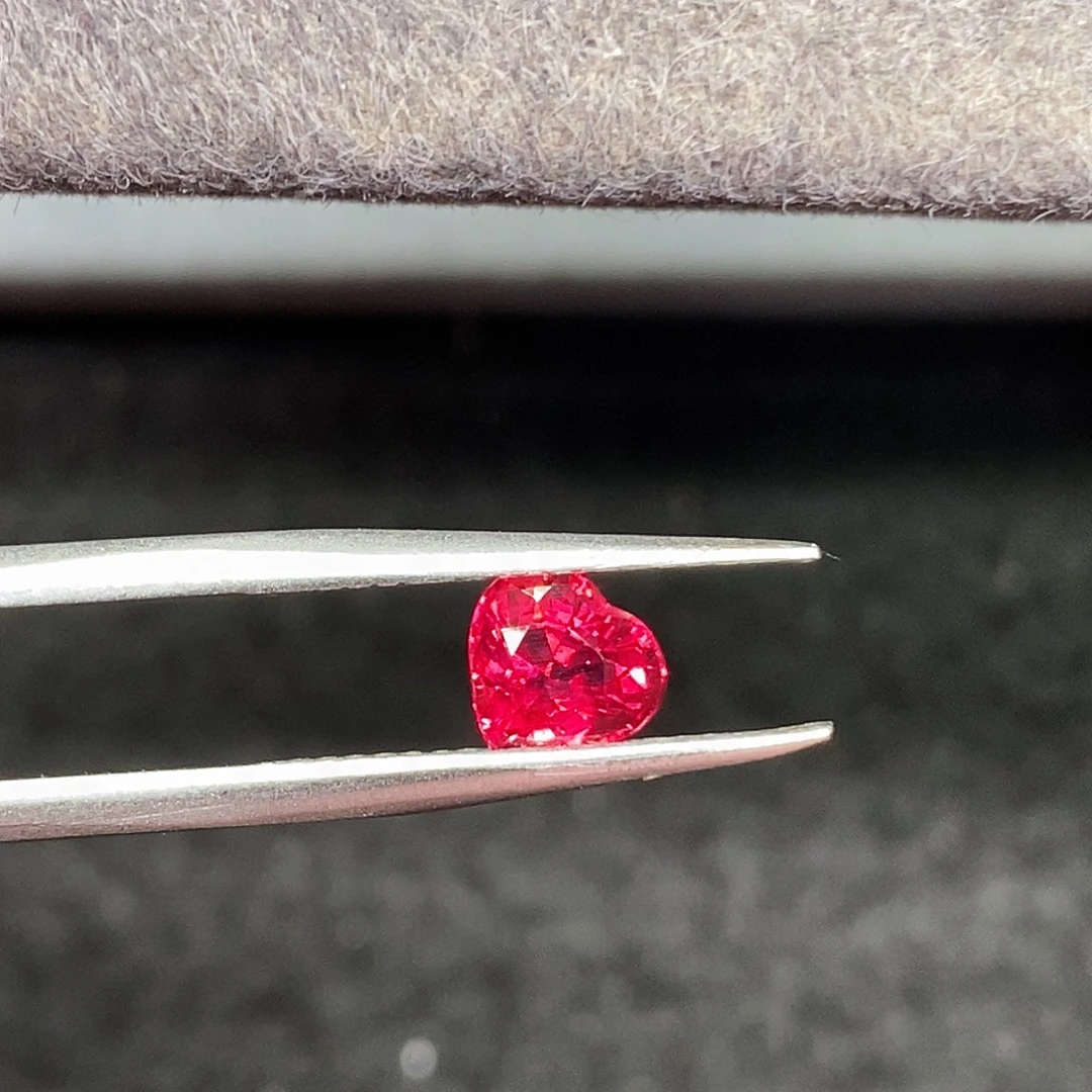 红宝石裸石1.12克拉天然无烧全净玻璃体满火彩鸽血红红宝石