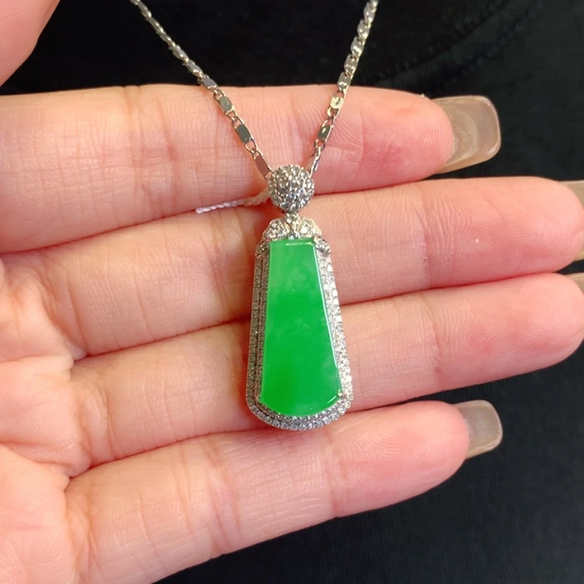 【闪购商品】颈饰18K金镶嵌翡翠平安无事