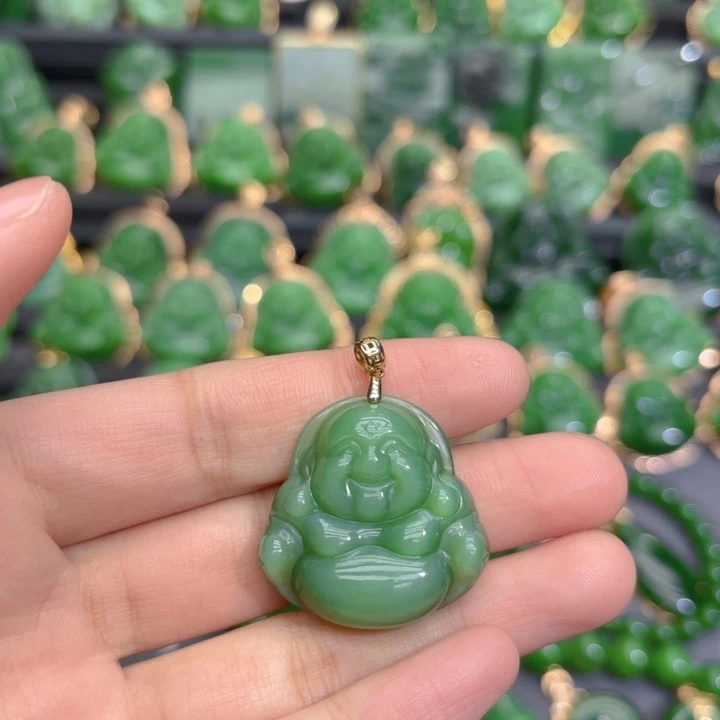 颈饰18K金镶嵌和田玉（碧玉）