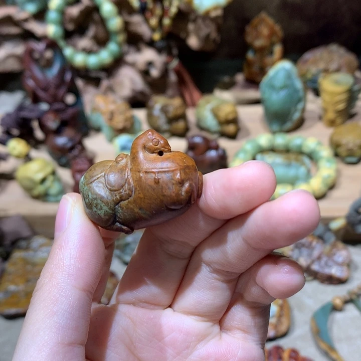 未镶嵌岫岩河磨玉（透闪石质玉）挂件