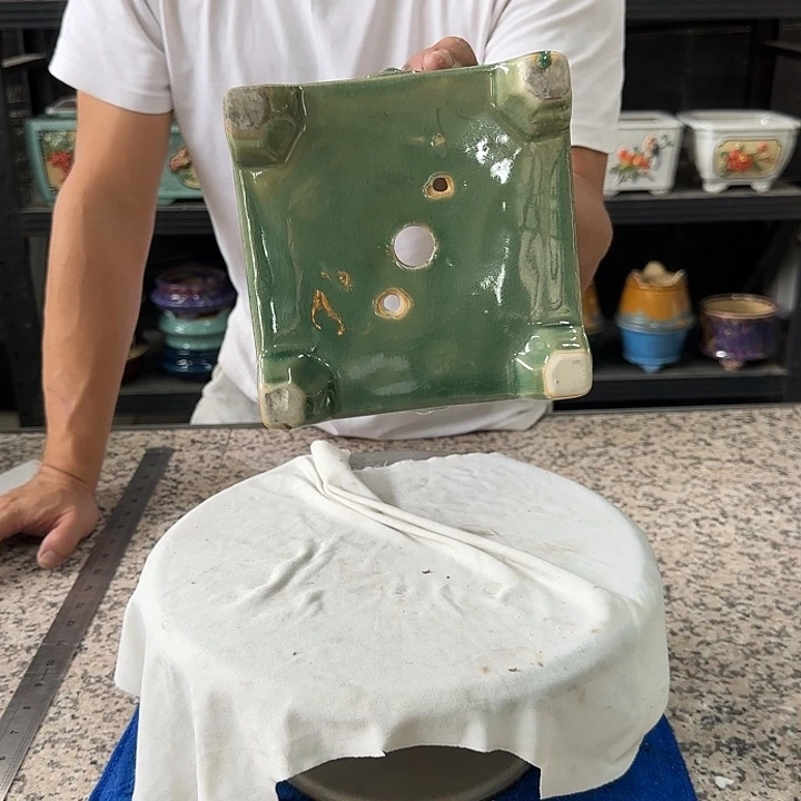 585玉绿瑕疵 底足磕脚内口12内深8