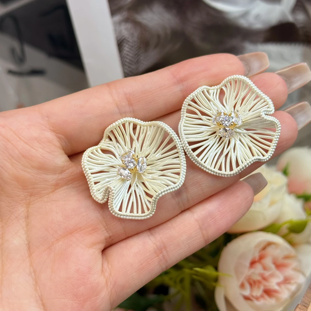 铜合金耳饰 A246白色简约双面精致复古百搭气质轻奢耳钉ins小众