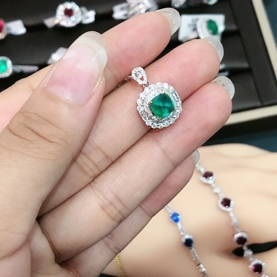 【闪购商品】颈饰18K金镶嵌祖母绿