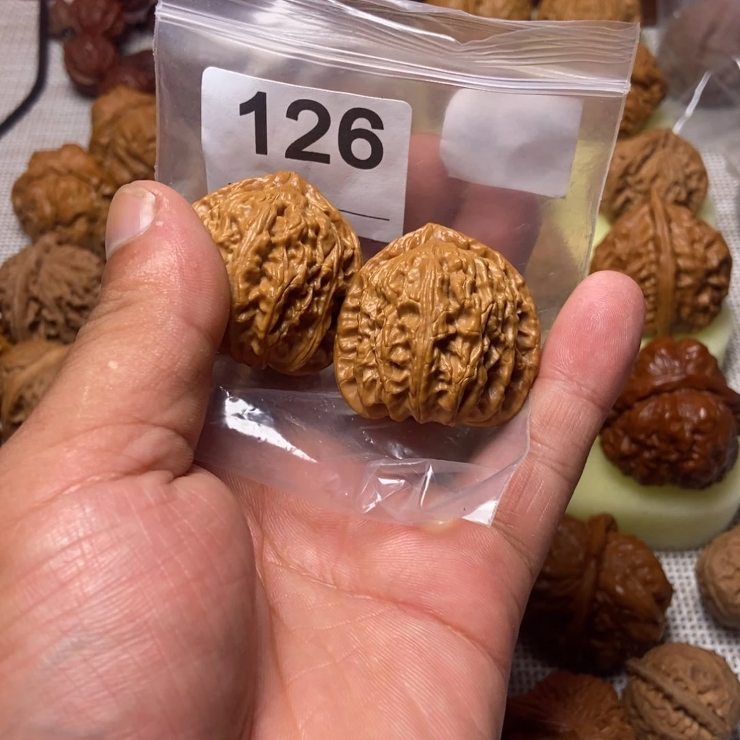 三角白文玩核桃把件一个